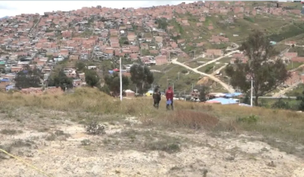 En Ciudad Bolívar: red de ‘tierreros’ vendía lotes ilegales en la localidad Autoridades desmantelaron en Quiba Baja una red de ‘tierreros’ que vendía lotes ilegales con postes robados para simular servicios en una zona donde está prohibido construir.